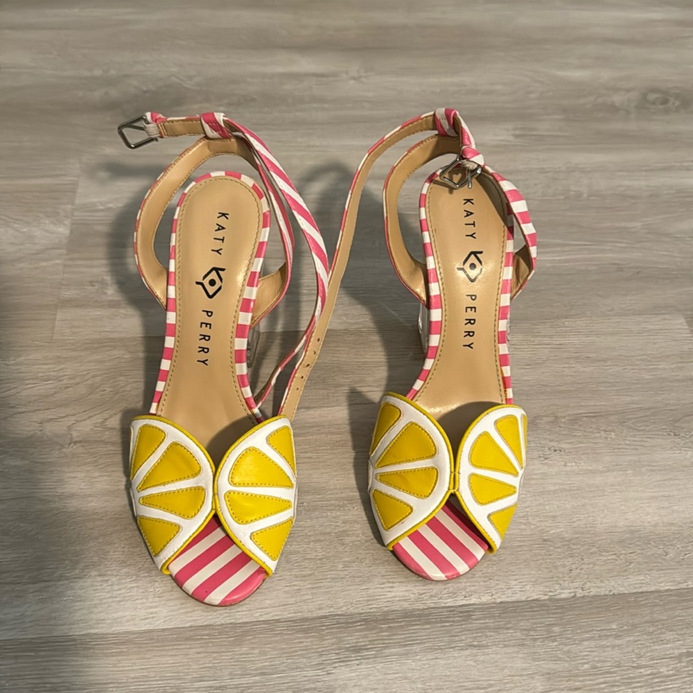 Katy Perry Citron Lemon wedge sandals size 7